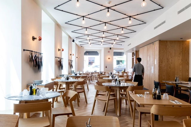 Restaurante Mano a Mano / RISCO - Restaurante, Porta, Mesa, Cadeira, Iluminação