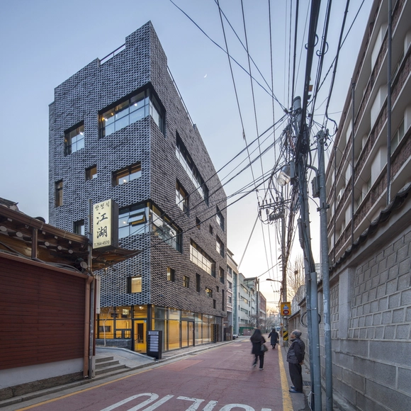 Brick-Mesh，网格砖墙的光影 / Johanjun Architects - 办公设施