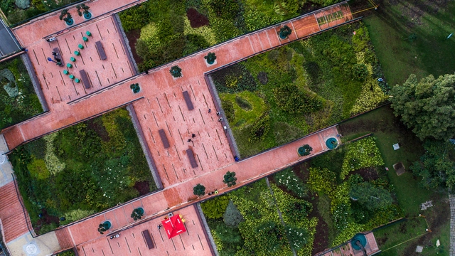 El Equipo Mazzanti recupera una grieta en el tejido urbano de Bogotá con estos jardines - Imagen Principal