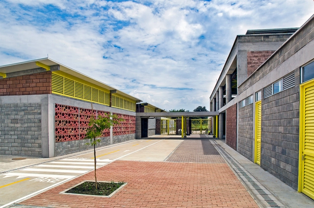 Colegio y Centro de Desarrollo Infantil El Rodeo / Luis Ardila Cancino, Gustavo Alonso Bayona Vera - Sustentabilidad, Fachada