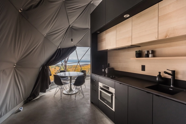 树林里的球状帐篷旅馆 / Bourgeois / Lechasseur architectes - 度假小屋