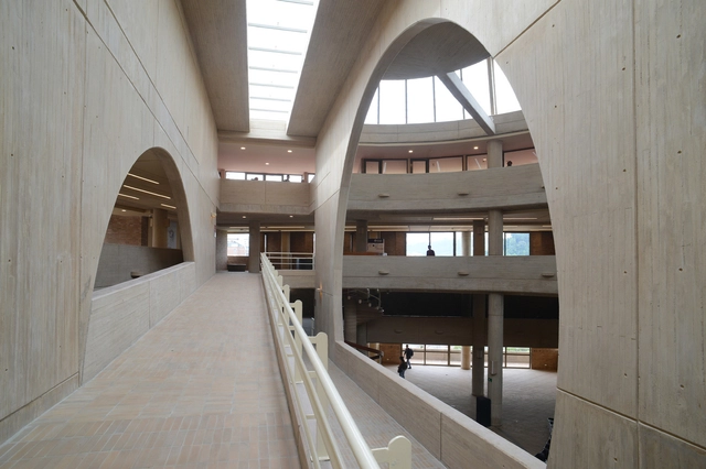 Centro Cultural Universitario Rogelio Salmona, de la Universidad de Caldas (Primera Etapa) / Rogelio Salmona - Universidad, Fachada, Barandas, Arco