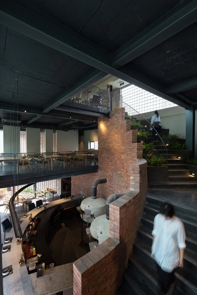 Pizza 4P / Takashi Niwa Architects  - Comida Rápida