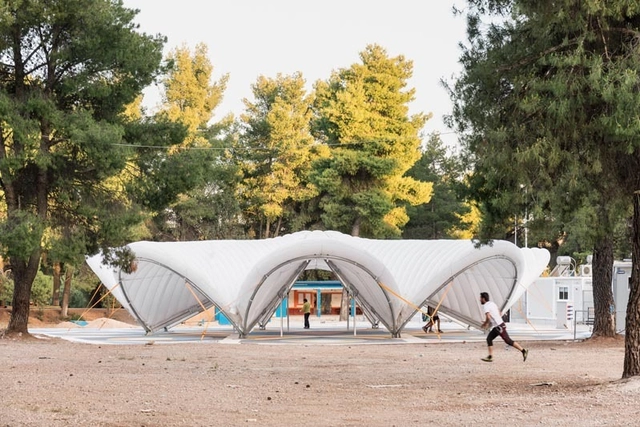 Arquitectura rápida al servicio público: una carpa temporal de PVC textil para los refugiados en Grecia - Imagen Principal