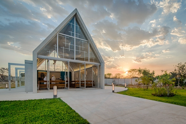 Capilla Cristo Resucitado / Ligia Quijano Axle + Rodrigo Marí Cabrera - Capilla, Jardín, Puerta, Fachada, Iluminación