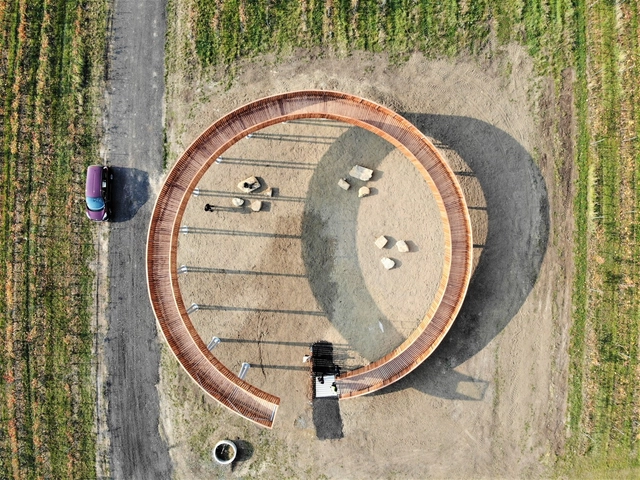 Camino sobre los viñedos / Keeo4design - Centro De Observación