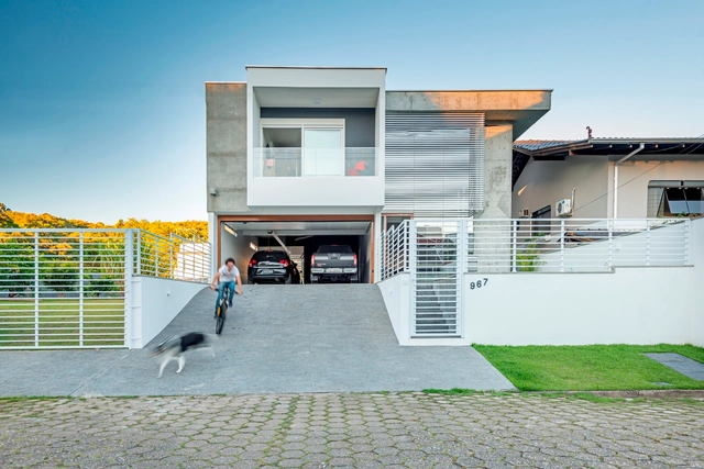 Casa J / PJV Arquitetura - Casas, Escada, Fachada, Porta, Corrimão, Cerca