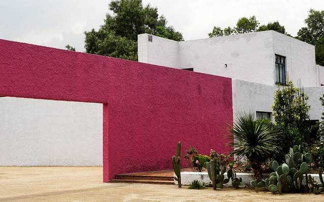 Clásicos de Arquitectura: Los Clubes - Cuadra San Cristóbal y Fuente de los Amantes / Luis Barragán - Imagen Principal