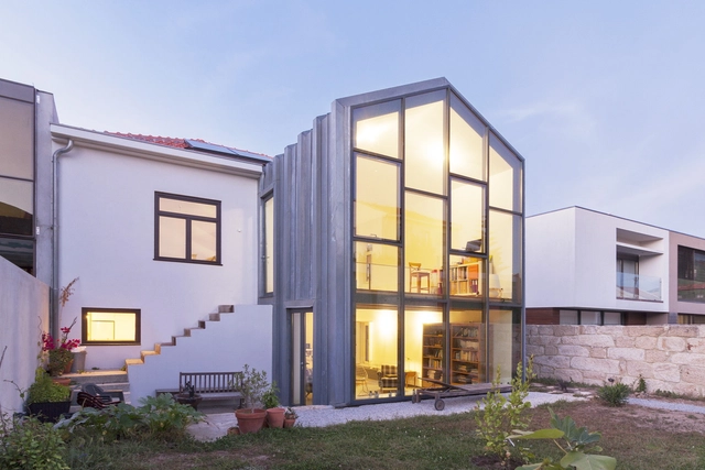 Casa Heróis de África / Crea - Arquitetos - Fotografía exterior, Ampliación, Puerta, Fachada