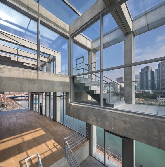 河边“景框”综合体 / KAGA Architects & Planners - 咖啡馆