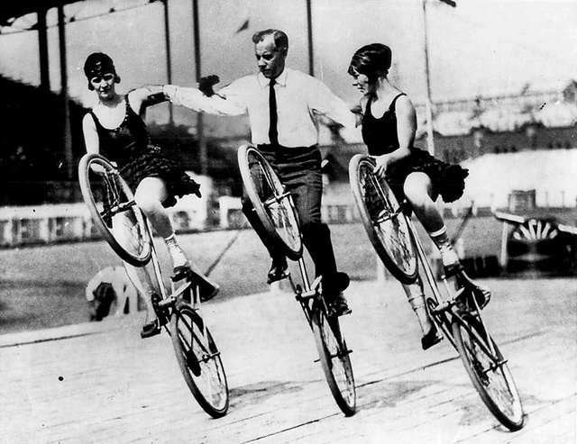 Sáenz de Oiza: una vuelta en bicicleta  - Imagen Principal