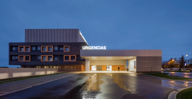 Clínica Universidad de Navarra en Madrid / IDOM - Hospital, Fachada