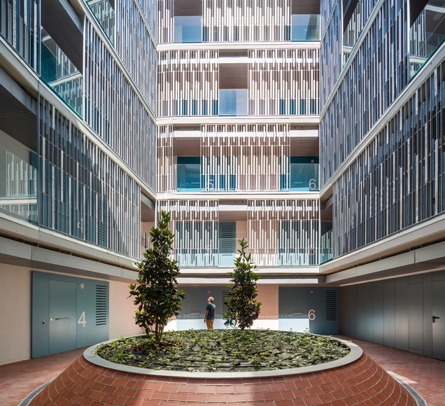 Viviendas Sociales en Can Batlló / Espinet / Ubach - Vivienda Colectiva, Jardín, Fachada, Barandas