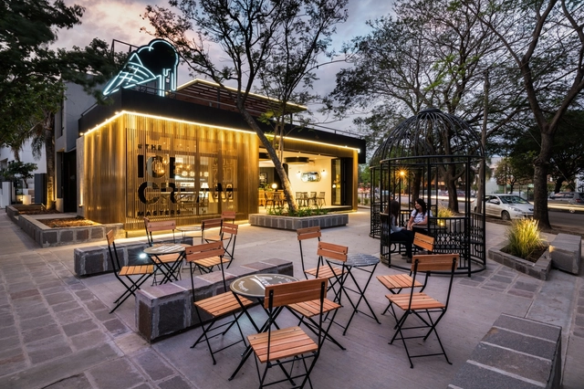 Lucciano’s Cerro de las Rosas / FERRO assoc. - Tienda, Patio, Fachada, Sillas, Mesas