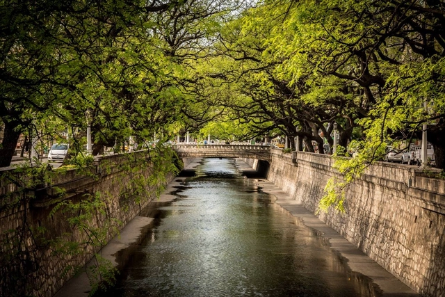 La Cañada en Córdoba: cómo una obra para enfrentar inundaciones, termina siendo una obra de paisaje urbano - Imagen Principal
