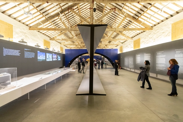 A expografia da "Infinito Vão", exposição sobre 90 anos da arquitetura brasileira, por João Mendes Ribeiro - Imagem de Destaque
