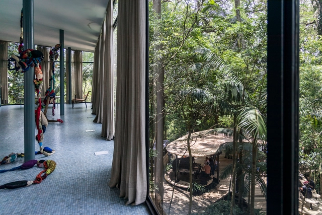 Pavilhão temporário é construído na Casa de Vidro de Lina Bo Bardi - Imagem de Destaque
