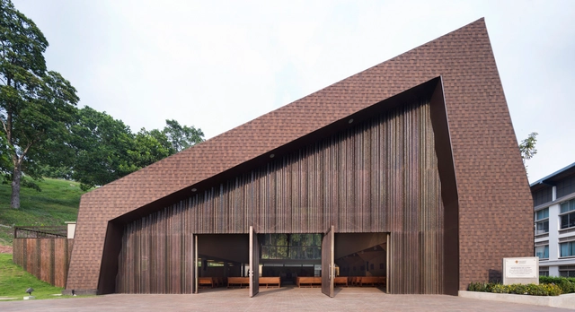 University Temple "María Reina de la Paz" / OPUS - Temple