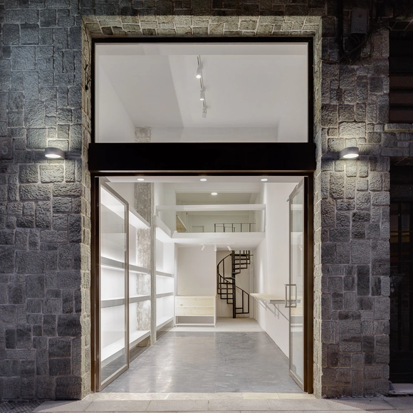 Agencia LAM / Marcos Miguélez - Servicios, Fachada, Puerta, Arco, Pilares
