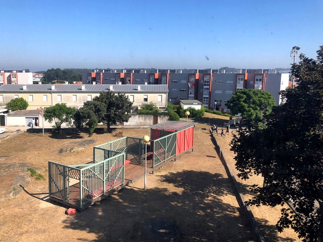 Uma casa de brincar, e não só / COR Arquitectos + Ivo Poças Martins + Dulcineia Neves dos Santos - Comunitário, Fachada, Urbano