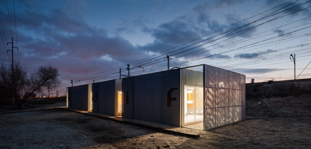 Base de Mantenimiento Ferroviario de Las Matas / Estudio Astiz - Estación De Trenes, Fachada, Puerta