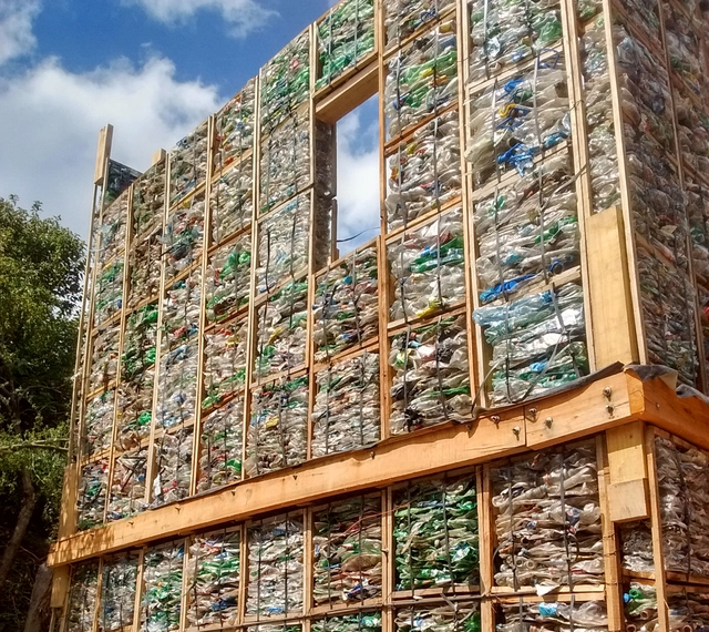 Sistema construtivo de madeira e plástico busca diminuir ao déficit habitacional na Argentina - Imagem de Destaque