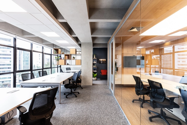 Espaço Real State / Conrado Ceravolo Arquitetos - Escritórios, Mesa, Cadeira