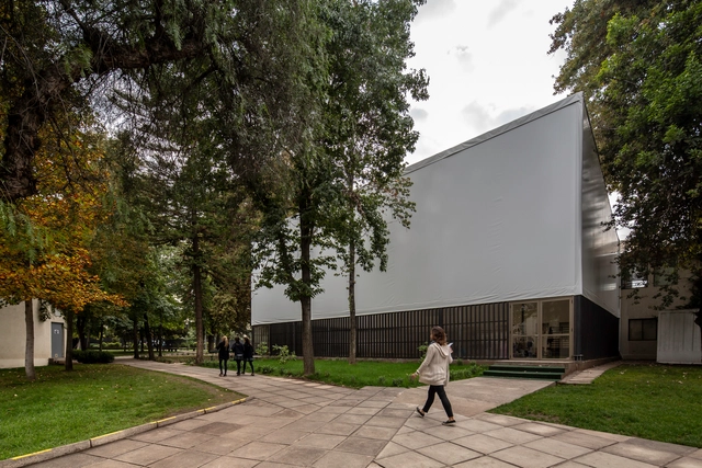 Gimnasio JMG / Gerardo Valle Arquitectos - Gimnasio, Jardín, Fachada