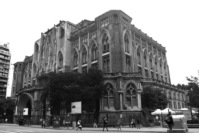 Facultad de Ingeniería en Buenos Aires: neogótica e inacabada - Imagen Principal