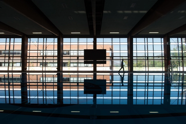 Edificio Piscinas Temperadas Nido de Águilas / OMN Arquitectos - Escuelas