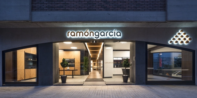 Showroom de cocinas Grupo Ramón García / Iván Cotado Diseño de Interiores - Diseño De Interiores
