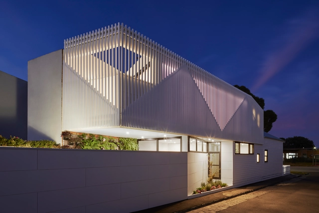 Downside Up House / WALA - Casas