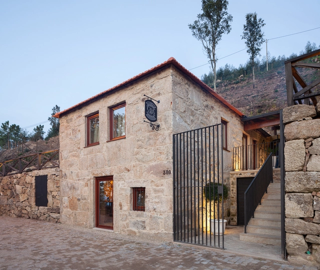 Country House in Lugar da Lapa / ADAPTEYE - Extension