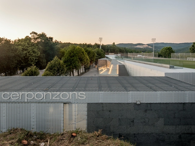 Campo de Fútbol de Cerponzóns / Santos y Mera Arquitectos - Estadio De Fútbol