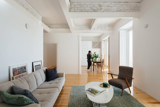 Apartamento na Lapa / Filipe Fonseca Costa - Edifício De Apartamentos, Mesa, Iluminação, Cadeira