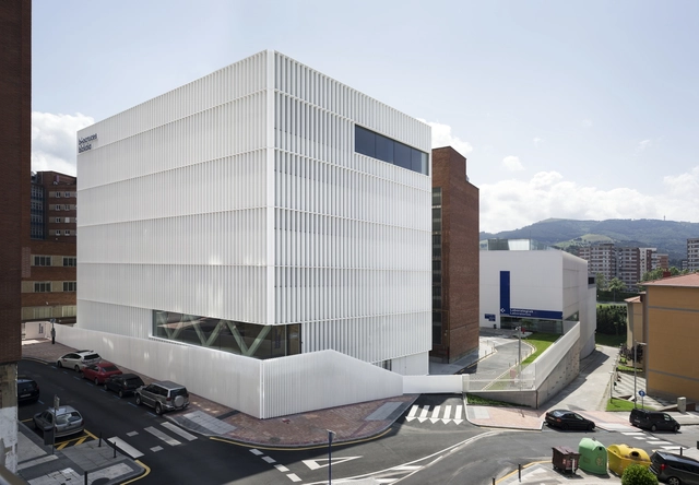 Sede Instituto BioCruces  / IDOM - Escuela Secundaria, Fachada, Urbano