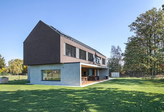 Casa junto al bosque / cakov+partners - Casas