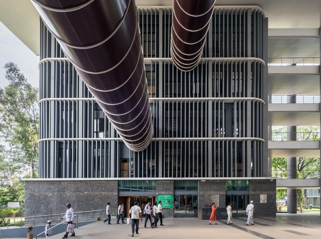 Collector 办公室，取代旧集群的新型办公 / Sunil Patil And Associates - 公共建筑