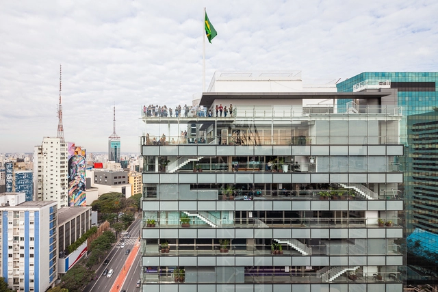 Primeiro episódio da série ARQ.DOC explora o alumínio na arquitetura e design  - Imagem de Destaque