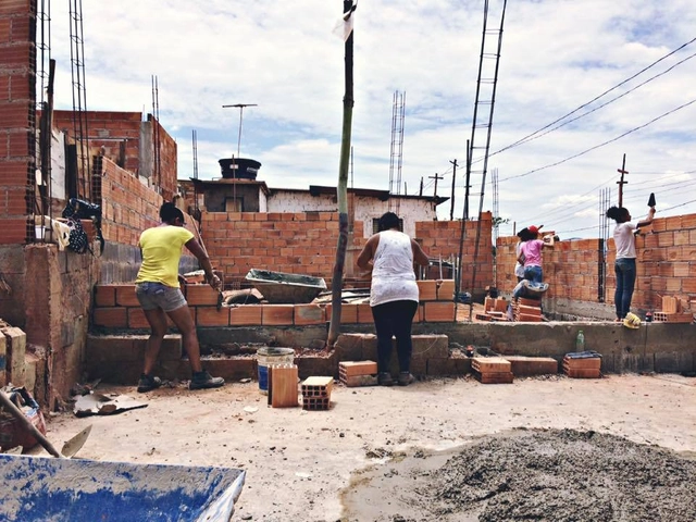 Projeto "Arquitetura na Periferia" ensina mulheres a construir suas casas - Imagem de Destaque