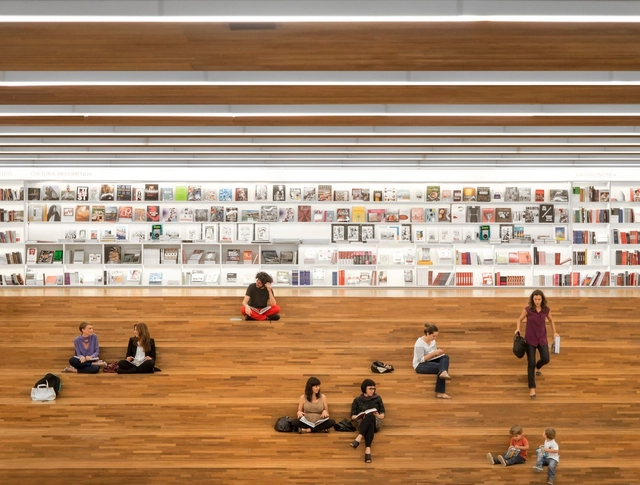 Lugares de encuentro: 17 ejemplos que adoptan las gradas como elementos principales de diseño - Imagen Principal