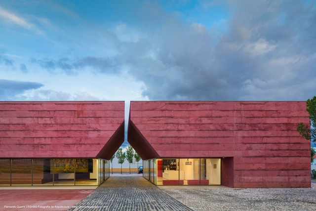 Las posibilidades del concreto pigmentado: 18 edificios impregnados de color - Imagen Principal