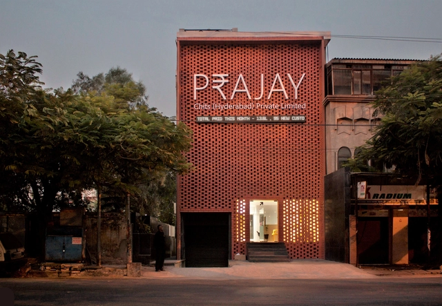 Oficina de fondos Prajay Chit / Design Experiment - Renovación