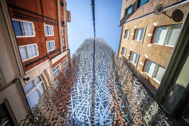 Artista constrói escultura de aço inoxidável de 17 toneladas a partir de mapas de Londres - Imagem de Destaque