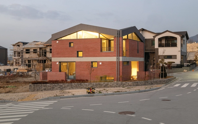 Casa techo de mariposa / thescape - Renovación
