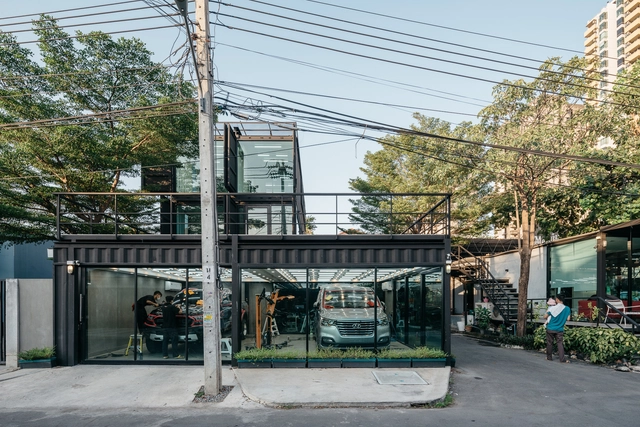 Muangthongthani Carcare / Archimontage Design Fields Sophisticated - Office Buildings, Facade