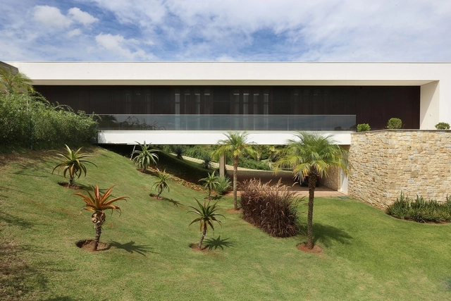 Casas brasileiras: 25 residências em terrenos inclinados - Imagem de Destaque