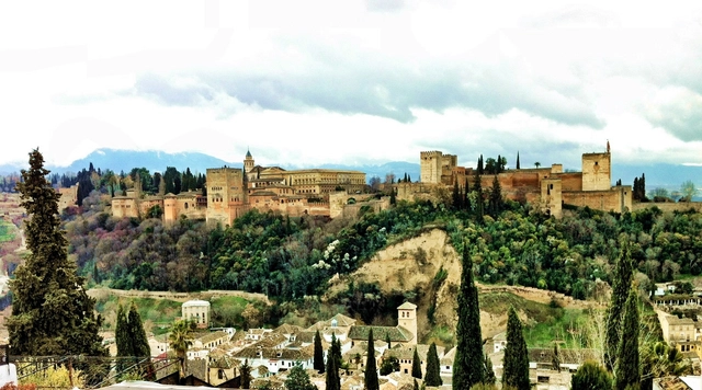Se desploma uno de los muros del entorno de la Alhambra de Granada - Imagen Principal