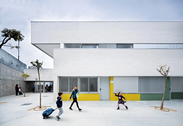 Colegio Público Indira Gandhi / Fresneda & Zamora Arquitectura - Escuela Primaria, Puerta, Fachada