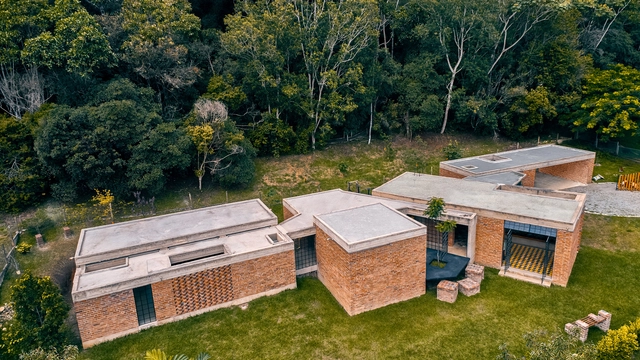 Casa Miravalle / Colectivo 720 - Casas